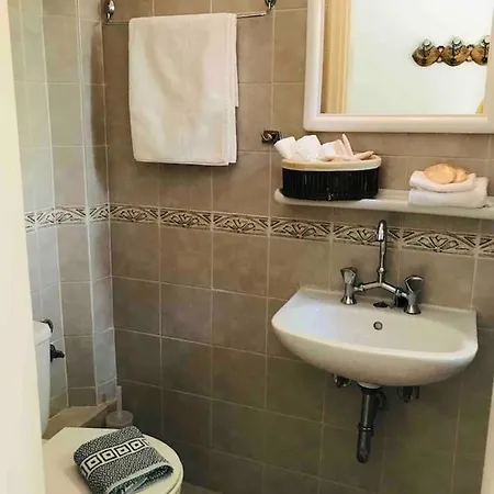 شقة Cozy Apartment, Platys Gyalos, 5' From Psarou بلاتيس يالوس